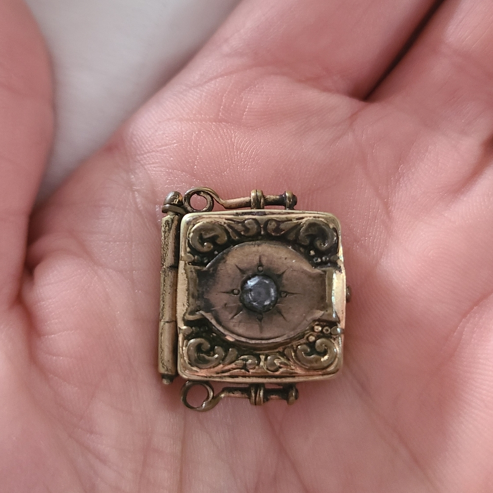 Beautiful antique gold locket- 1800's